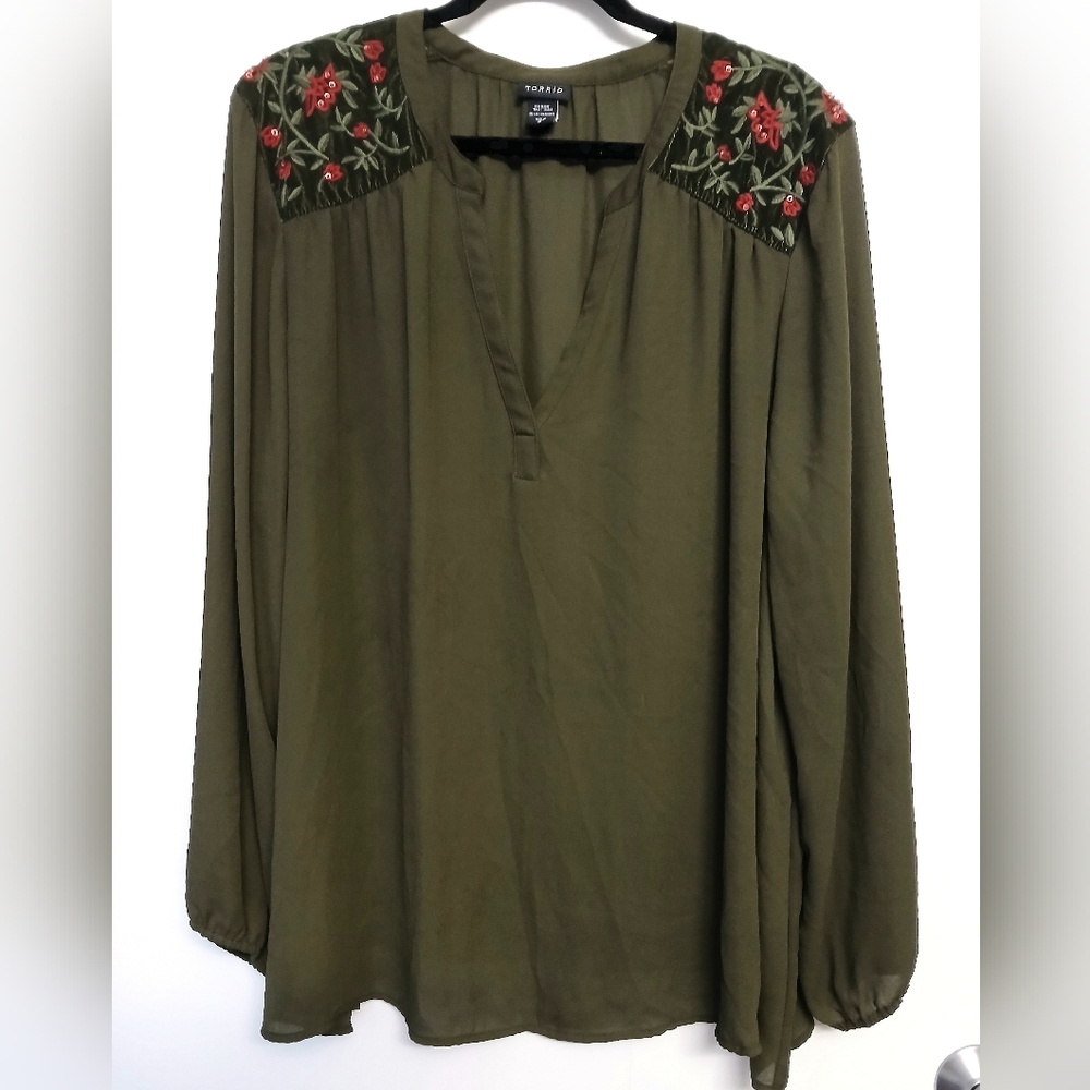 TORRID Women's OLIVE Green FLORAL Embellished EMBROIDERED BLOUSE Top Size 3 2XL